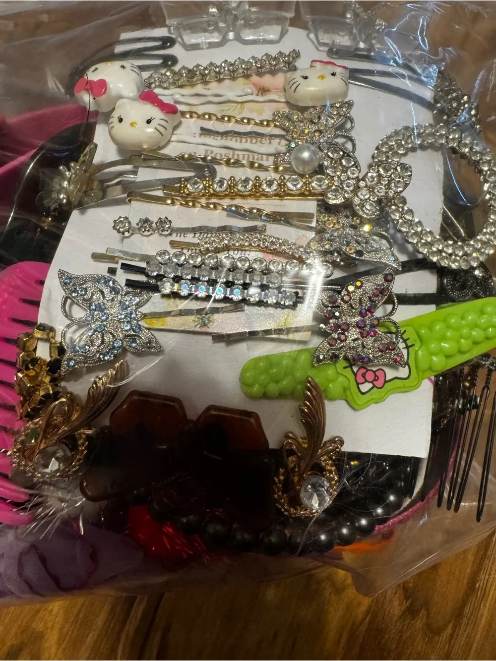 Vintage big bag of hair clips and claws never used. Includes hello kitty 😻♥️